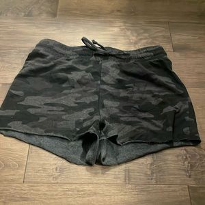 A supply black camo shorty-shorts